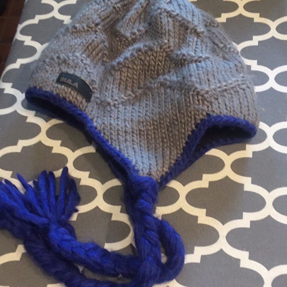 Unisex ski hat with speaker capabilities